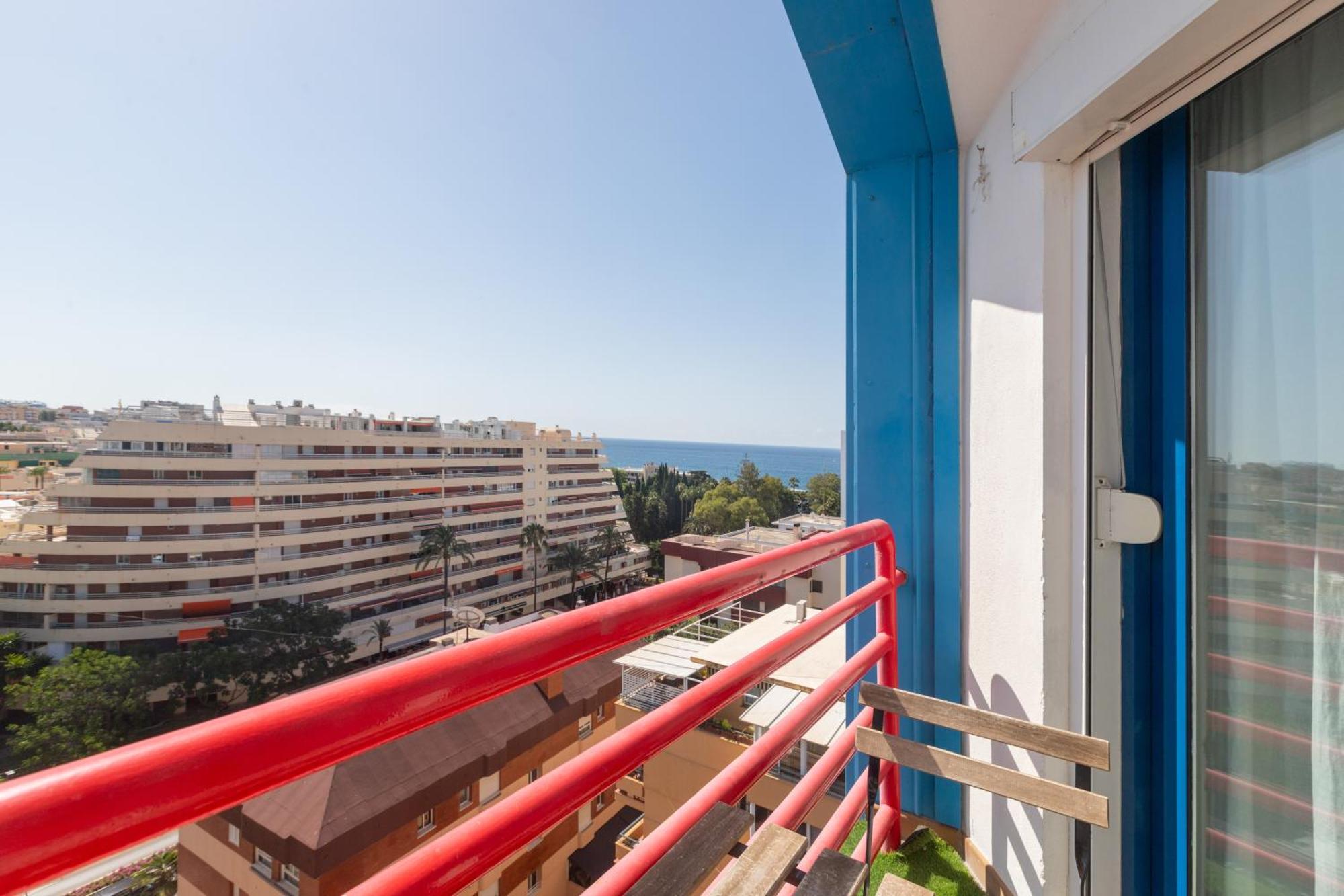 Blue Glass Penthouse In Center